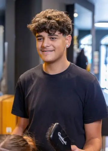 Samuele Friseur Erding – Nachwuchs-Talent und Azubi im Salon Haarem.