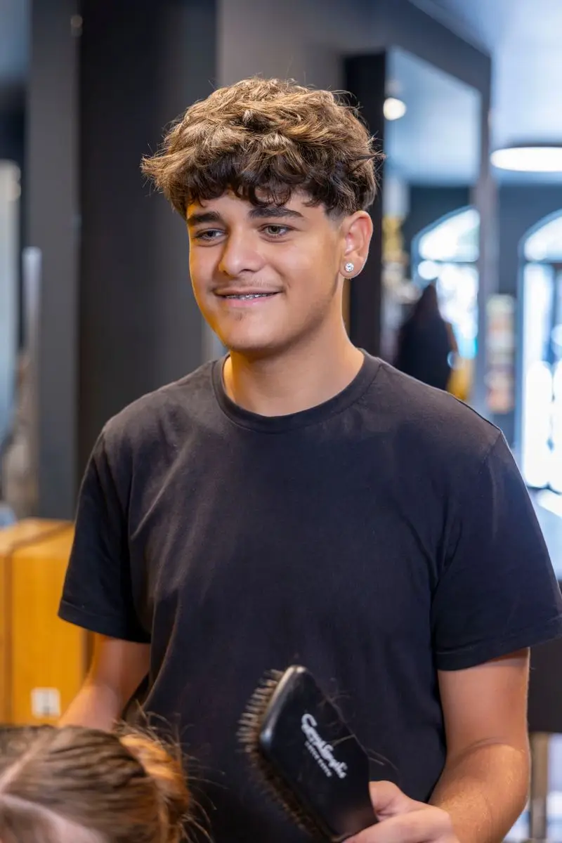 Samuele Friseur Erding – Nachwuchs-Talent und Azubi im Salon Haarem.