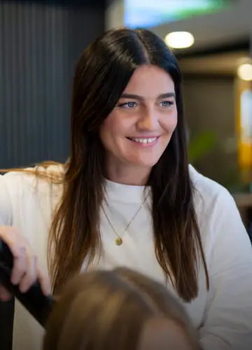 Janina Friseur Erding – Ihre Styling-Expertin im Team von Salon Haarem.