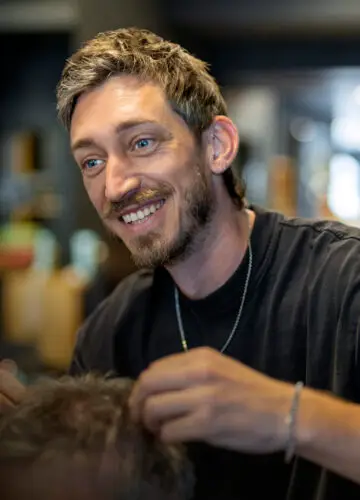 Max – Friseur bei Haarem Erding und Ihr Spezialist für präzise Herrenschnitte.