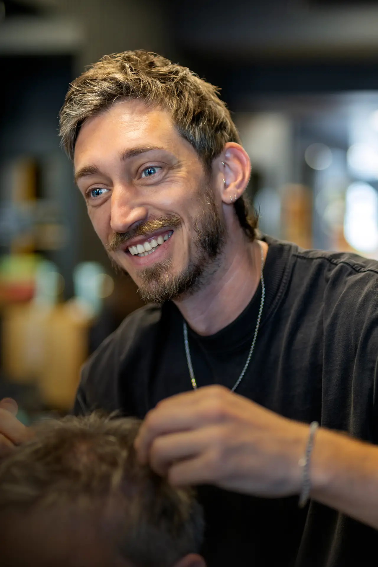 Max – Friseur bei Haarem Erding und Ihr Spezialist für präzise Herrenschnitte.
