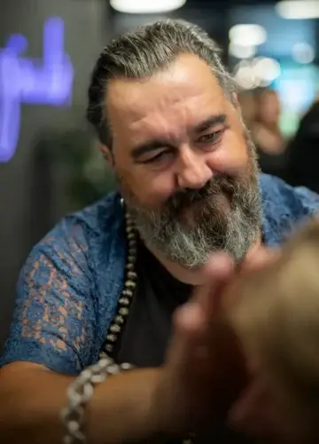 Alternativtext (Alt-Text): Hubert Friseur Erding – Ihr Styling-Experte im Team von Salon Haarem.