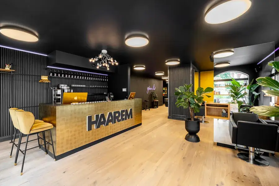 Friseur Haarem Erding – Modernes Interieur und exklusive Rezeption.