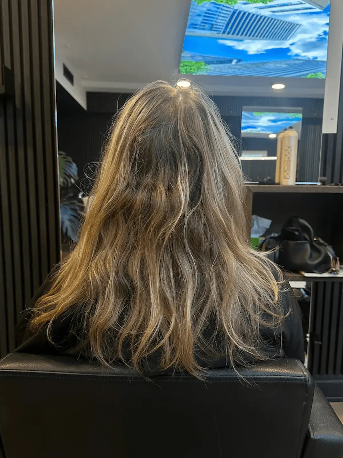 Vorher-Ansicht ungepflegtes, stumpfes langes Haar vor der Balayage-Behandlung beim Friseur in Erding.