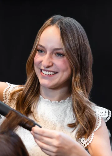 Melanie, Topmaster Stylistin bei Haarem Erding, Ihre Allrounderin für präzise Haarschnitte und Styling.