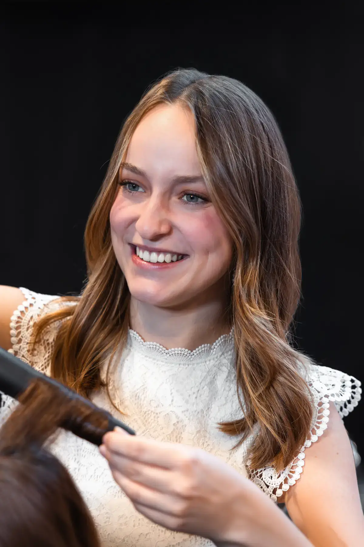 Melanie, Topmaster Stylistin bei Haarem Erding, Ihre Allrounderin für präzise Haarschnitte und Styling.