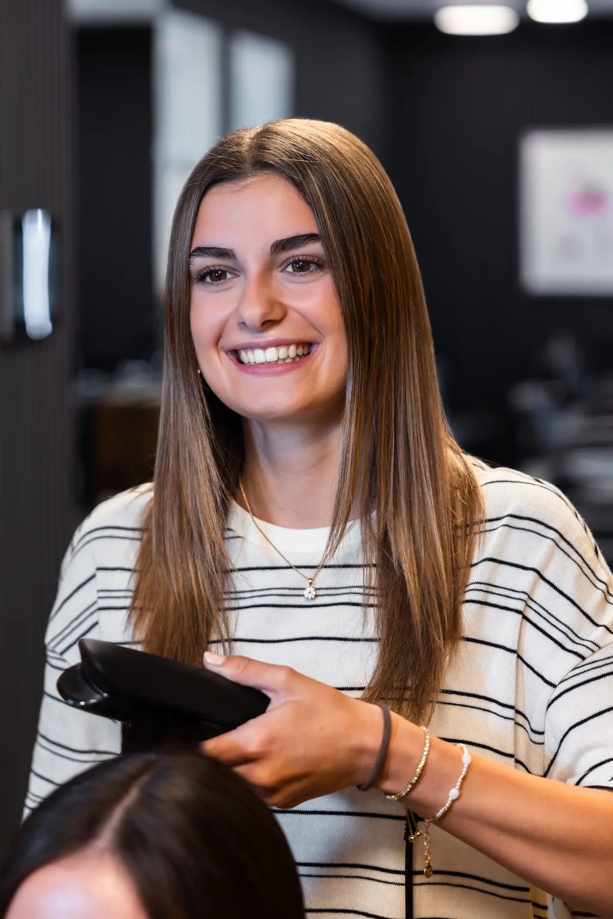 Luisa Nachwuchs-Assistenz beim Haarestylen bei Friseur Haarem Erding